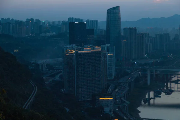 Noite Resplendor Pôr Sol Fica Distância Cidade Está Iluminada Noite — Fotografia de Stock