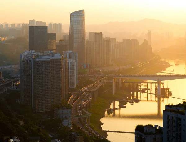 Chongqing Chiny Brzegi Rzeki Płynące Pojazdami Zachód Słońca Drapaczach Chmur — Zdjęcie stockowe