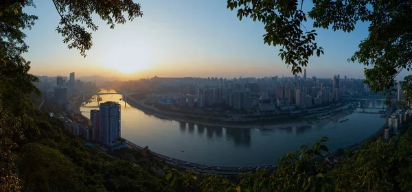 川は嘉陵江と呼ばれ これは重慶 中国です 夕方の終わり頃 川のほとりの街の景色 — ストック写真