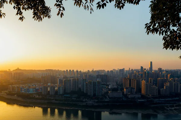 太陽の残照が街中にこぼれたとき 日没でした 川の両側には賑やかな街並みがあります 距離では山のシルエットです 中国の重慶市です — ストック写真