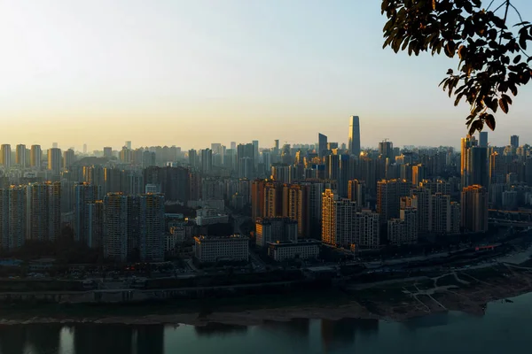 市は中国の重慶市にあります 川は嘉陵江と呼ばれています 日没時には暖かい日差しがあります — ストック写真