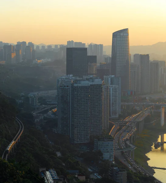 Zachodzie Słońca Chongqing Chinach Samochody Płyną Wzdłuż Brzegów Rzeki Wysokie — Zdjęcie stockowe