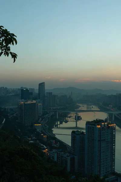 Noite Resplendor Pôr Sol Fica Distância Cidade Está Iluminada Noite — Fotografia de Stock