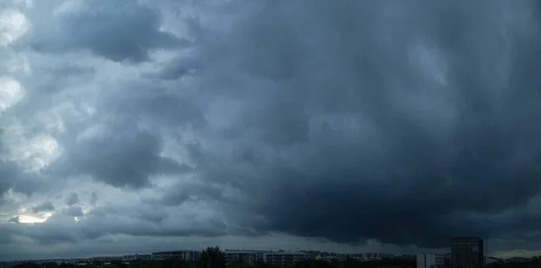 Soir Ciel Rassemblait Une Grande Quantité Nuages Comme Allait Pleuvoir — Photo