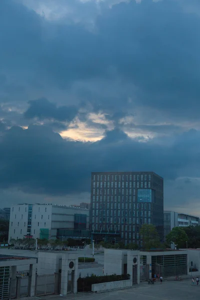 Cielo Estaba Cubierto Gruesas Nubes Amontonadas Cielo Los Edificios Árboles —  Fotos de Stock