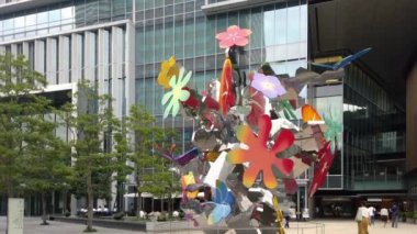 Tokyo, Japonya - 14 Eylül 2019: Sanatçı Shinji Omaki tarafından yapılan Echos Infinity Immortal Flowers adlı kamu sanat heykelinin video klibi Tokyo Kioicho Oteli 'nin girişinde çekildi..