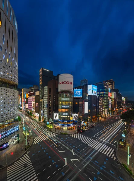 東京都 2021年7月5日中央通りと晴海通りの交差点のライトアップされた銀座四丁目スクランブル交差点の夜空に 日産ショールームビルと三才夢センタータワー — ストック写真