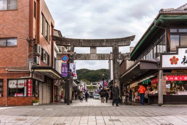 Tokyo, Japonya - Aralık 07 2020: Dazaifu Tenmangu Sando Alışveriş sokağının girişindeki Stone Torii portalı Sugawara no Michizane türbesine adanmış shintoist Japon Dazaifu tapınağına açılıyor..