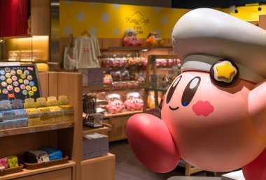 Tokyo, Japonya - 21 Eylül 2021: Nintendo aksiyon-platform video oyunlarının pembe top karakteri Kirby Kafe of Soramachi 'de Tokyo Skytree' de şapka takan Kirby heykelciği..