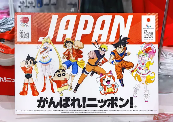 東京都 2021年9月21日 日本の漫画やアニメのキャラクターを描いたオリンピック店の屋台の段ボール鉄腕アトム セーラームーン ルフィ ナルト 孫悟空がスローガンで行く日本 — ストック写真