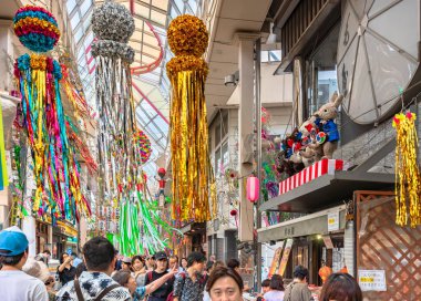 Tokyo, Japonya - 5 Ağustos 2019: Büyüleyici fukinagashi dekorasyonları Tanabata festivali sırasında Asagaya İnci Merkezi alışveriş merkezinin kapalı pasajında kalabalığın üzerinde dans eden tavşanlarla birlikte asılıydı.