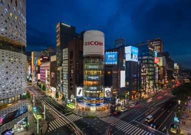 Tokyo, Japonya - Temmuz 05 2021 Ginza 4-Chome kavşağından geçen Chuo ve Harumi caddeleri aydınlatılmış nissan galerisi ve Sanai rüya merkezi binası tarafından gözden kaçırılmış..