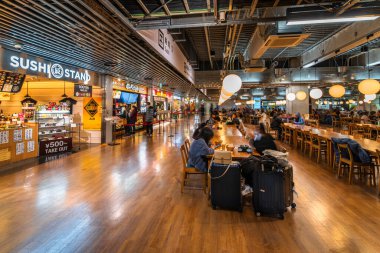 Tokyo, Japonya - Aralık 06 2019: Japon suşi restoranları ve yerel yemekler turistlerin dinlendiği Narita Uluslararası Havalimanı 'nın 3 numaralı terminalinin yemek bölümünde hizalandı..