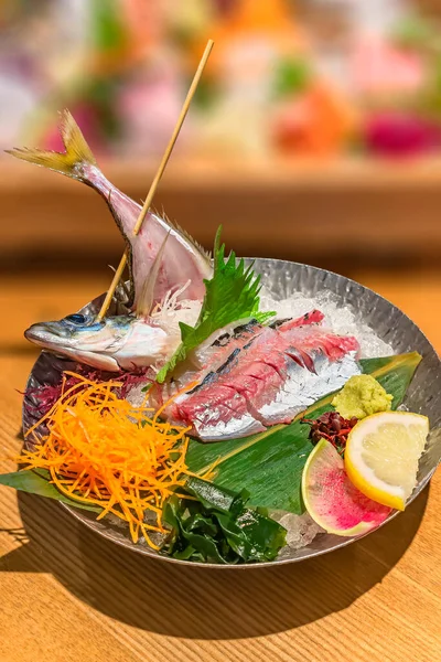 Kuchnia Japońska Sashimi Przedstawiająca Surową Rybę Ayu Przekłutą Szpikulcu Podawanym — Zdjęcie stockowe