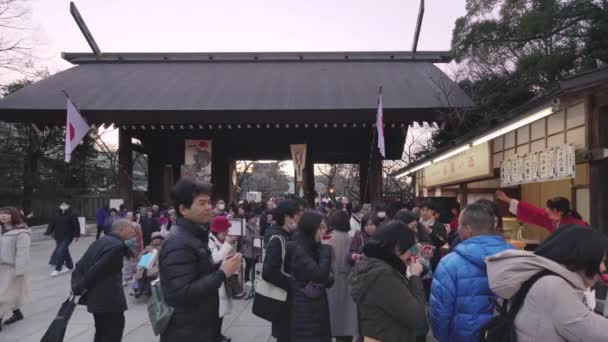 Tokyo Japón Enero 2020 Vídeo Personas Bebiendo Tradicional Sake Furumaizake — Vídeo de stock