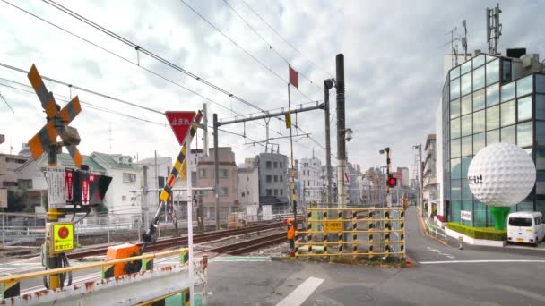 東京都 2021年11月25日 駒込駅にある中里鉄道交差点Iiという未来に破壊される山手線の最後でユニークな踏切の映像 — ストック動画