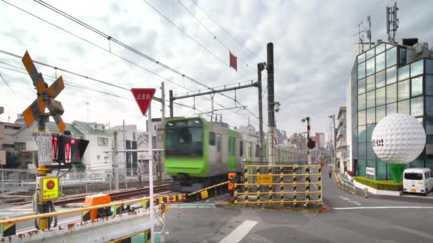2021年11月25日 两列日本铁路E235系列列车相互交叉通过位于东京的山口市中山市铁路二号线的一段视频 — 图库视频影像