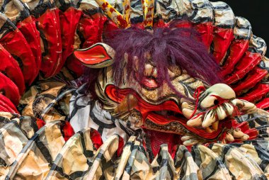 Tokyo, Japonya - 24 Ağustos 2021: Shinto tiyatro dansı için kullanılan dev Orochi yılan kuklası Iwami Kagura 'nın başına yakın çekim..