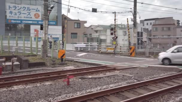 2021年11月25日 日本东京 一辆汽车和一个骑自行车的男子在山内特线 Komagome和Tabata之间称为Nakazato铁路二号线 的最后一层过境点相互交叉的录像 — 图库视频影像
