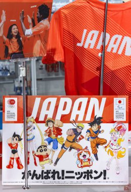 Tokyo, Japonya - 21 Eylül 2021 Olimpiyat Store 'daki Japon mangası veya anime karakterleri Astro Boy, Sailor Moon, Luffy, Naruto, Son Goku ve onun için Japonya' ya gidin..