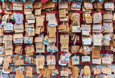 Tokyo, Japonya - 17 Eylül 2021: Japon Kanda Myojin tapınağı Akihabara 'daki televizyon anime karakterlerinin resimleriyle gösterilen Ema adlı bir çok Shinto kereste adak plaketi