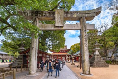 Tokyo, Japonya - Aralık 07 2019: Hengaku ile süslenmiş Stone Torii kapısı, 1000 yıllık ölümünü kutlamak için Japon Dazaifu türbesine 1903 yılında sunulan Tenmangu namı diğer Sugawara no Michizane 'yi yazdı..