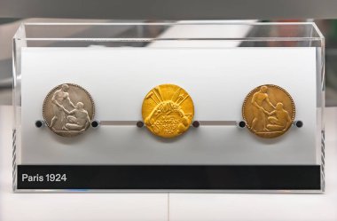 Tokyo, Japonya - 10 Ağustos 2021: 1924 Yaz Olimpiyatları 'nda Coredo Olimpiyat Agora sergisinde sergilenen sporcuları ve spor ekipmanlarını anlatan Paris' in altın, gümüş ve bronz madalyaları.