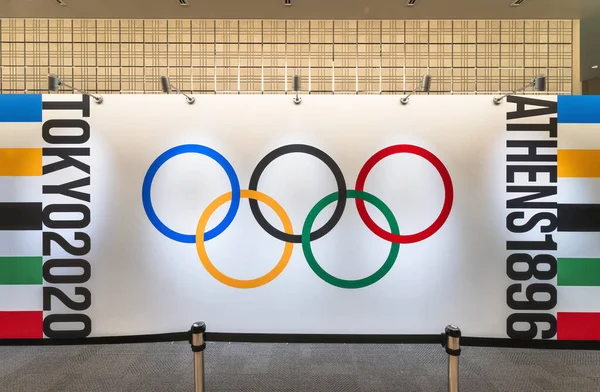 2021年8月10日 日本东京 在日本尼洪巴希 Nihonbashi 的歌剧院举行的奥运会开幕式上 展示了印有雅典1896年奥运会和东京2020年奥运会字样的官方五个奥运五环的墙纸 — 图库照片