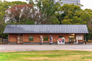 kyushu, fukuoka - Aralık 06 2021: Fukuoka kalesi Fukuoka-jo mukashi tanbokan adlı ziyaretçi merkezini, Korokan Meydanı 'nda Samuray Kuroda Kanbei ve Azai Nagamasa' yı betimleyen bir fotoğraf dublörüyle harap etti..