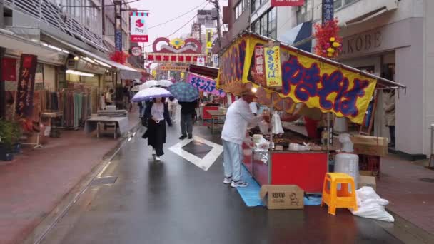 Tokyo Japonya Ekim 2019 Japon Halkının Yağmurda Şemsiyeyle Yürüdüğü Sugamo — Stok video