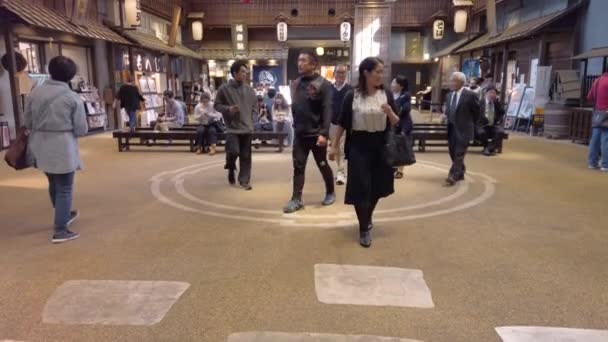 2021年10月26日 日本东京 日本菜馆里的倾斜视频 描绘了一个古老江户的氛围 一个专门为日本运动苏莫托利摔跤制作的Dohyo Sumo戒指 — 图库视频影像