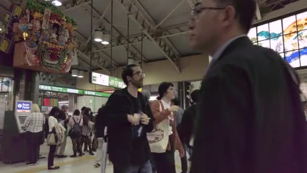 2019年10月26日 日本东京 植野车站地面大厅的视频 与一个巨大的英格木或吉祥的耙和一个展示日本艺术家岩口平山花卉的玻璃立面壁画 — 图库视频影像