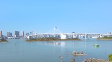 Tokyo, Japonya - 28 Ekim 2021: Odaiba Körfezi 'nin Gökkuşağı Köprüsü ve Fransa' nın 1998 'de sunduğu Özgürlük Anıtı' nın kopyası ile ilgili bir video..