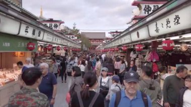 Tokyo, Japonya - 28 Ocak 2019: Sensoji Budist tapınağı Asakusa 'nın Nakamise alışveriş caddesinde gezen ve gezen turist kalabalığıyla yürüme videosu.