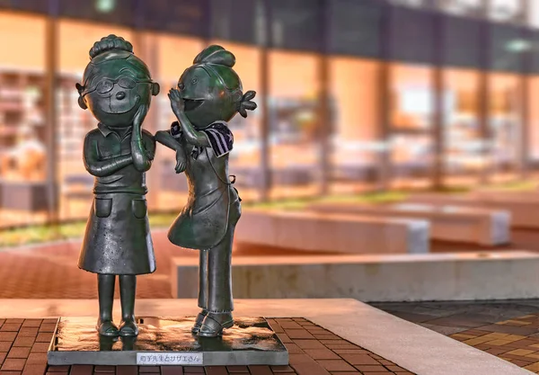 Fukuoka Japan April 2022 Bronzestatuen Des Charakters Sazae Fuguta Rechts — Stockfoto