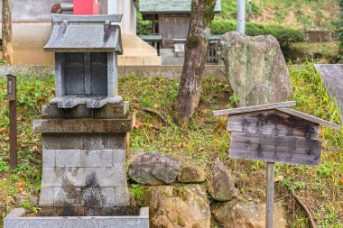 Tokyo, Japonya - 08 Aralık 2021: Küçük taş tapınak Goshinsui olarak bilinen kutsal bir su kaynağına ev sahipliği yapar Japon Miyajidake Kyushu Tapınağı 'nda ibadet edenler tarafından ruhani bir nokta olarak bilinir..