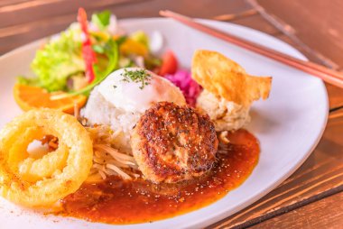 Hawaii Loco Moko pirinç tabağı, sebzeli, hamburgerli, kızarmış yumurta ve kızarmış soğan halkaları. Japon restoranı Futamigaura 'da, Kyushu' da, Fukuoka 'da..
