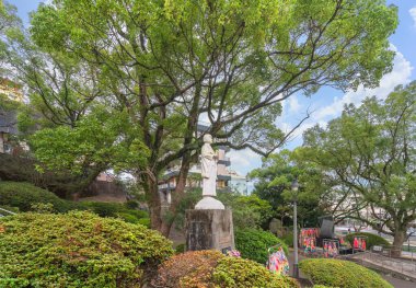 Nagasaki, kyushu - 11 Aralık 2021: Ulusal Barış Anıtı 'nda bin origami turnası adı verilen renkli dekorasyonlarla çevrili bir 