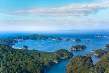 Kyushu 'daki Saikai Ulusal Parkı' nın çeşitli adaları olan testere dişli kıyılarıyla ünlü Sasebo adalarının bulunduğu Kujukushima deniz manzarası..