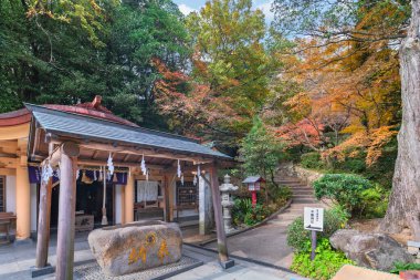 kyushu, japan - 08 Aralık 2021: Fudo Jinja 'nın Japon Shinto merkezi, Fukuoka' daki Miyajidake Tapınağı 'ndaki sekiz Okunomiya Hassha türbesinden birinin bir parçası..