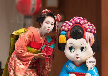 kyoto, japan - 26 Mart 2018: Maiko 'nun kıyafeti ve makyajı içinde poz veren güzel bir kadın yanında Japon metninde 