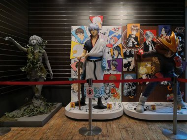 Tokyo, Japonya - 24 Mayıs 2022 Japon mangası Dr. Stone, Gin Tama ve Yeniden Doğuş 'tan Yuzuriha, Gintoki Sakata ve Tsuna Sawada kahramanlarını tasvir eden gerçek boyutlu heykeller! Korakuen Atlama Dükkanı 'nda sergileniyor.