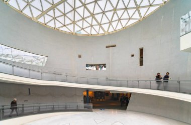 Nagasaki, kyushu - 11 Aralık 2021: Nagasaki Atom Bombası Müzesi veya Nagasaki Genbaku Shiryokan Müzesi 'ne giden kronolojik bir duvar boyunca uzanan koridor ya da çatı penceresinin altındaki dairesel yamaç.