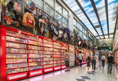 Tokyo, Japonya - 06 Ağustos 2022: Nakano Broadway Alışveriş Merkezi 'nin koridorunda raflar dolusu kullanılmış çizgi roman satılıyor. Manga ve anime üzerine uzmanlaşmış birçok Mandarake mağazası ile ünlüdür.