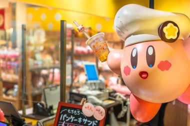 Tokyo, Japonya - 21 Eylül 2022 Kirby heykelciği, Nintendo oyun topu karakteri aşçı şapkası takıyor ve Tokyo Skytree 'deki Kirby Kafe' de balonlu çay bardağı tutuyor..