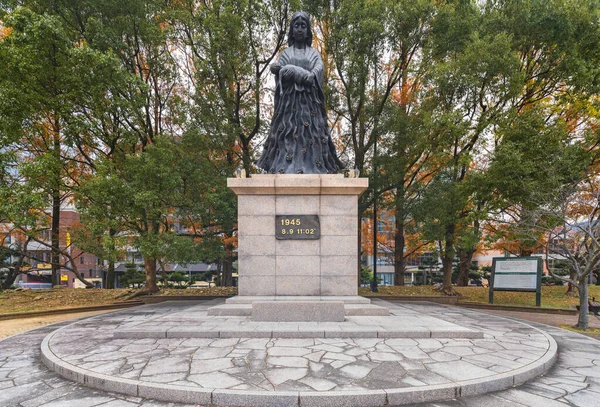 Nagasaki Kyushu Décembre 2021 Sculpture Bronze Une Mère Tenant Son — Photo