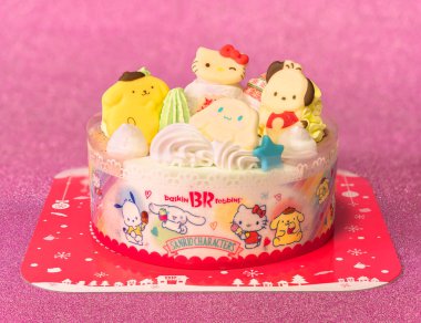 Tokyo, Japonya - 24 Aralık 2021: Baskin-Robbins 'den özel işbirliği Noel dondurmacısı dükkanları sevimli Sanrio karakterleri Kitty, Pompompurin, Cinnamoroll ve Pochacco ile süslenmiş pembe bir zemin üzerinde