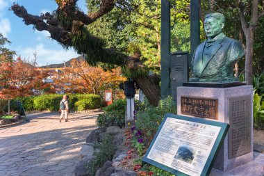Nagasaki, kyushu - 13 Aralık 2021: Japonya 'nın ilk Jiyutei restoranını kuran Japon şef Jokichi Kusano' nun Kazagashira parkındaki bronz heykel.