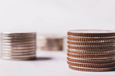 Eski metal madeni para yığınını kapat ve arkaplandaki odak noktasını kaldır