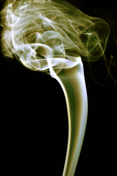 Fumo Amarelo Fundo Preto — Fotografia de Stock